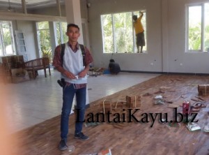Pemasangan Parket Jati di Nyuhgading Ubud Hotel Villas Proese pemasangan parket jati di hotel villas