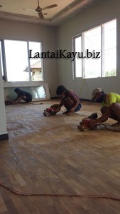Pemasangan Parket Jati di Nyuhgading Ubud Hotel Villas Proese pemasangan parket jati di hotel villas
