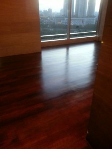 pasang lantai kayu merbau di hotel indonesia