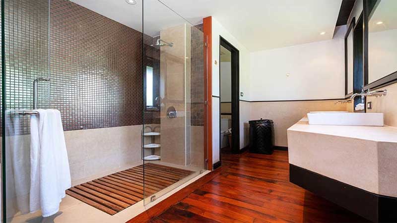 inspirasi lantai kamar mandi pakai decking kayu