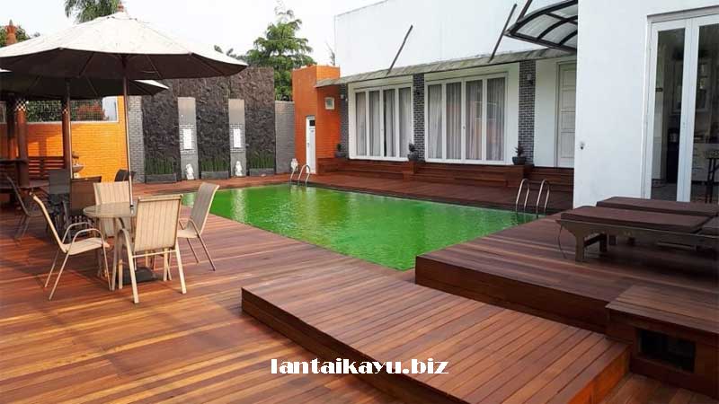 Review Kolam Renang Rumah Pasha Ungu Di Bogor penampakan decking kayu kolam renang pasha ungu