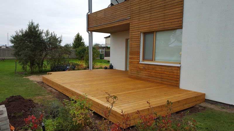 desain teras rumah minimalis dengan decking kayu bengkirai