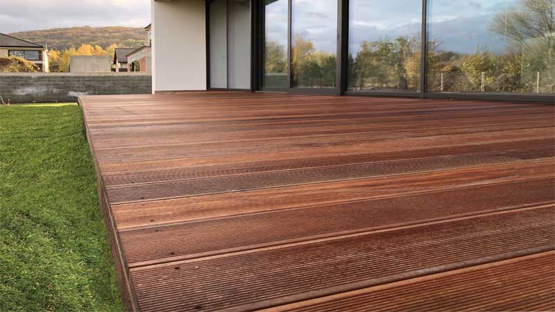 rekomendasi decking kayu ulin untuk teras rumah minimalis
