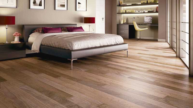 7 Tipe Lantai Kayu Untuk Kamar Tidur Nyaman & Hangat dekorasi kamar tidur dengan lantai kayu laminasi
