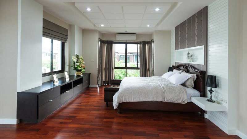 rekomendasi lantai kayu merbau pada kamar tidur minimalis