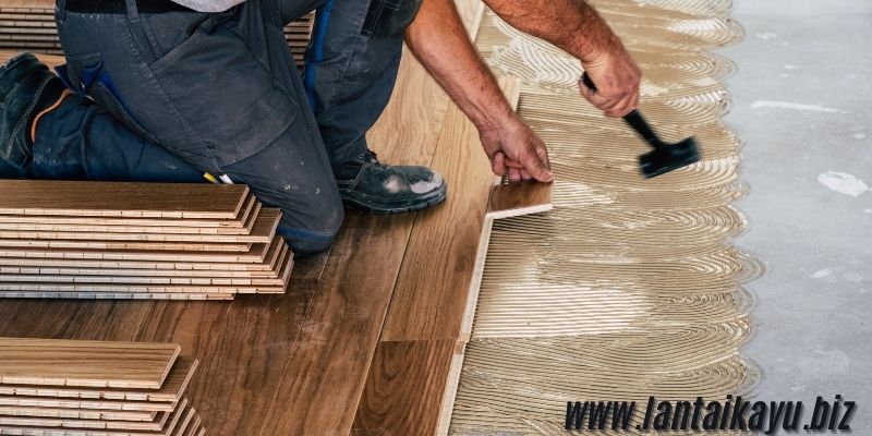 Perbandingan Lantai Parket vs Lantai Sintesis Motif Kayu Material Lantai Kayu Parket - perbandingan proses pemasangan