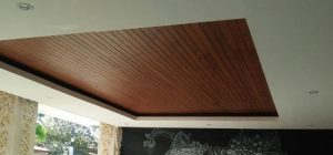 Contoh terpasang lambersering kayu plafon dinding