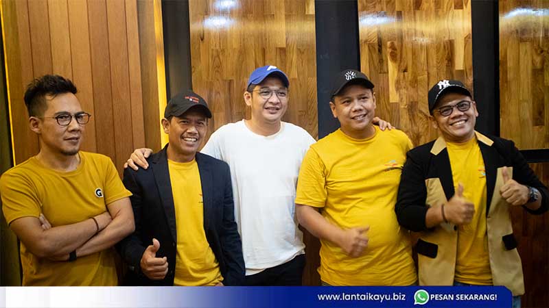 Review Kolam Renang Rumah Pasha Ungu Di Bogor decking kayu di rumah pasha