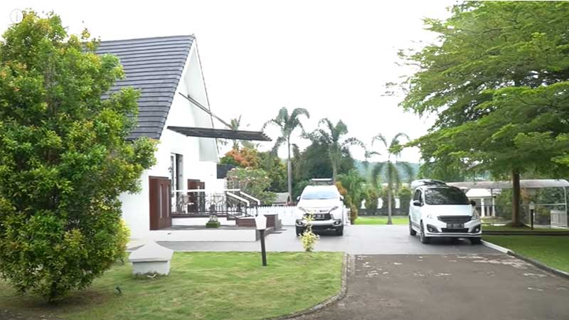 Review Kolam Renang Rumah Pasha Ungu Di Bogor potret halaman rumah pasha ungu di Bogor