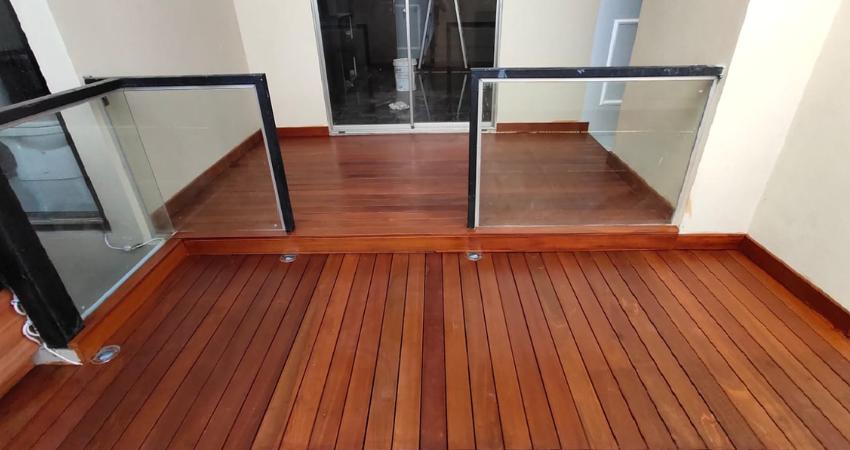 Menilai Perbandingan Durabilitas Decking Kayu vs WPC Lantai alternatif decking kayu solid