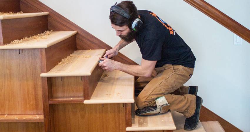 6 Tips Bikin Konstruksi Tangga Kayu Dirumah! proses finishing tangga kayu