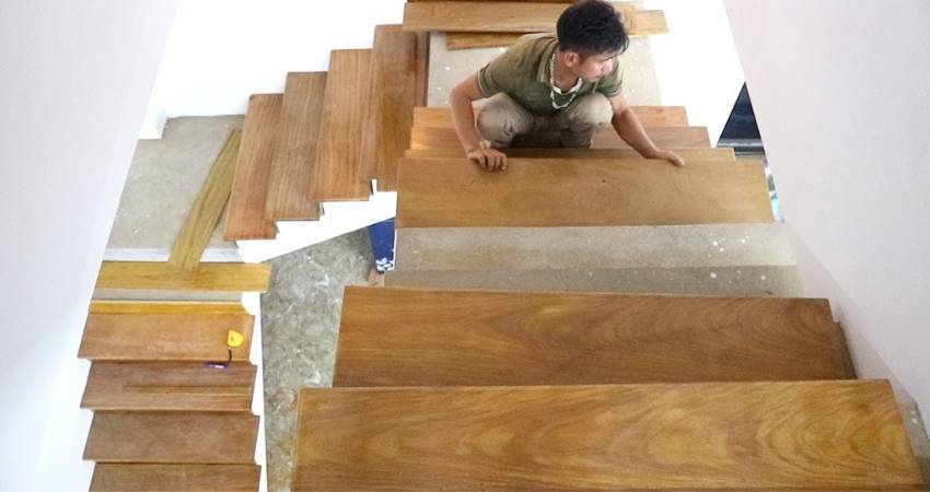 6 Tips Bikin Konstruksi Tangga Kayu Dirumah! cara pasang tangga kayu
