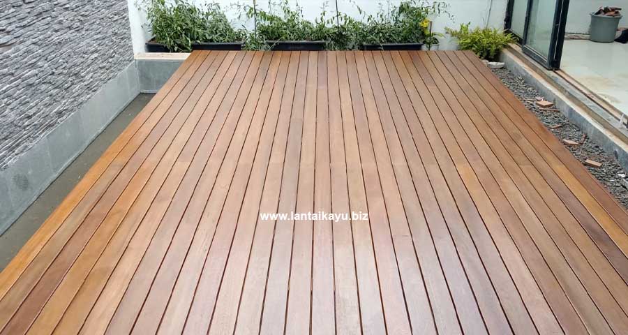 Harga Decking Kayu Outdoor Per Meter Mulai Ratusan Ribu! decking kayu Bengkirai terpasang