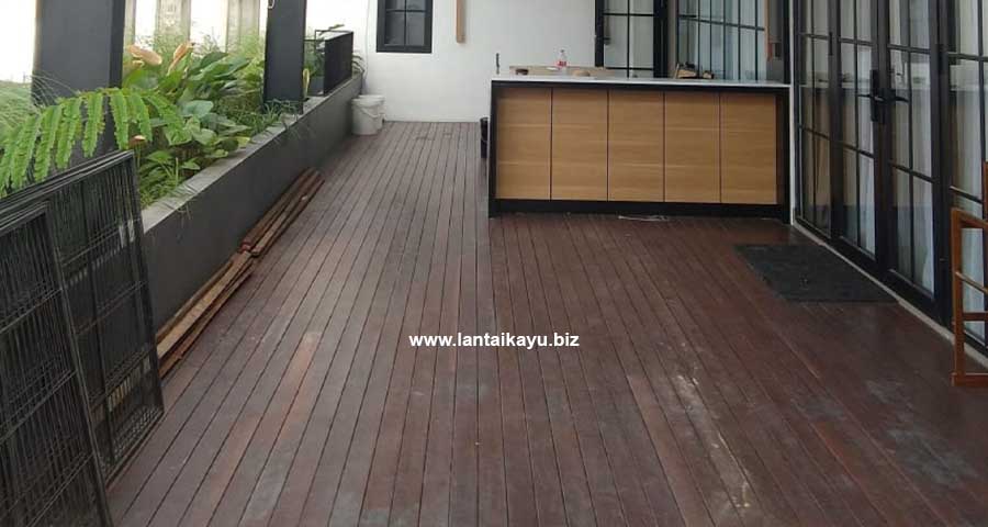 Harga Decking Kayu Outdoor Per Meter Mulai Ratusan Ribu! decking kayu keruing terpasang
