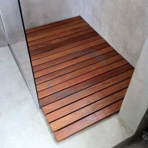 Anti Licin! 5 Jenis Lantai Kamar Mandi Pilihan Terbaik Decking Ulin (5)