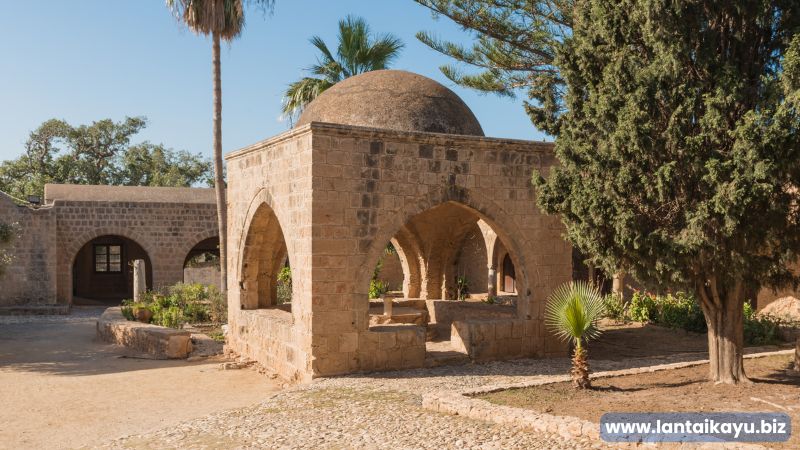 Ide Desain Gazebo Unik Dari Berbagai Material Bahan Gazebo Dari Batu Alam