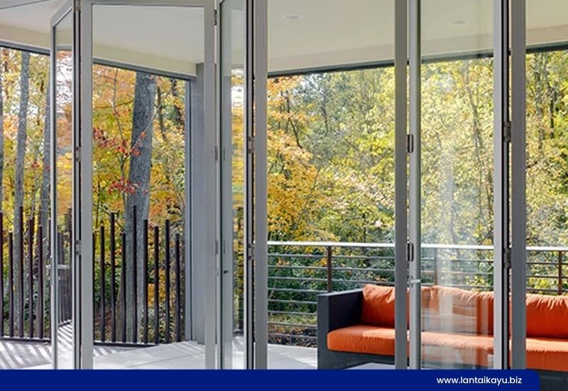 Desain Pintu Lipat yang Cocok Untuk Ruangan Kecil Pintu Lipat Kombinasi Kaca dan Aluminium